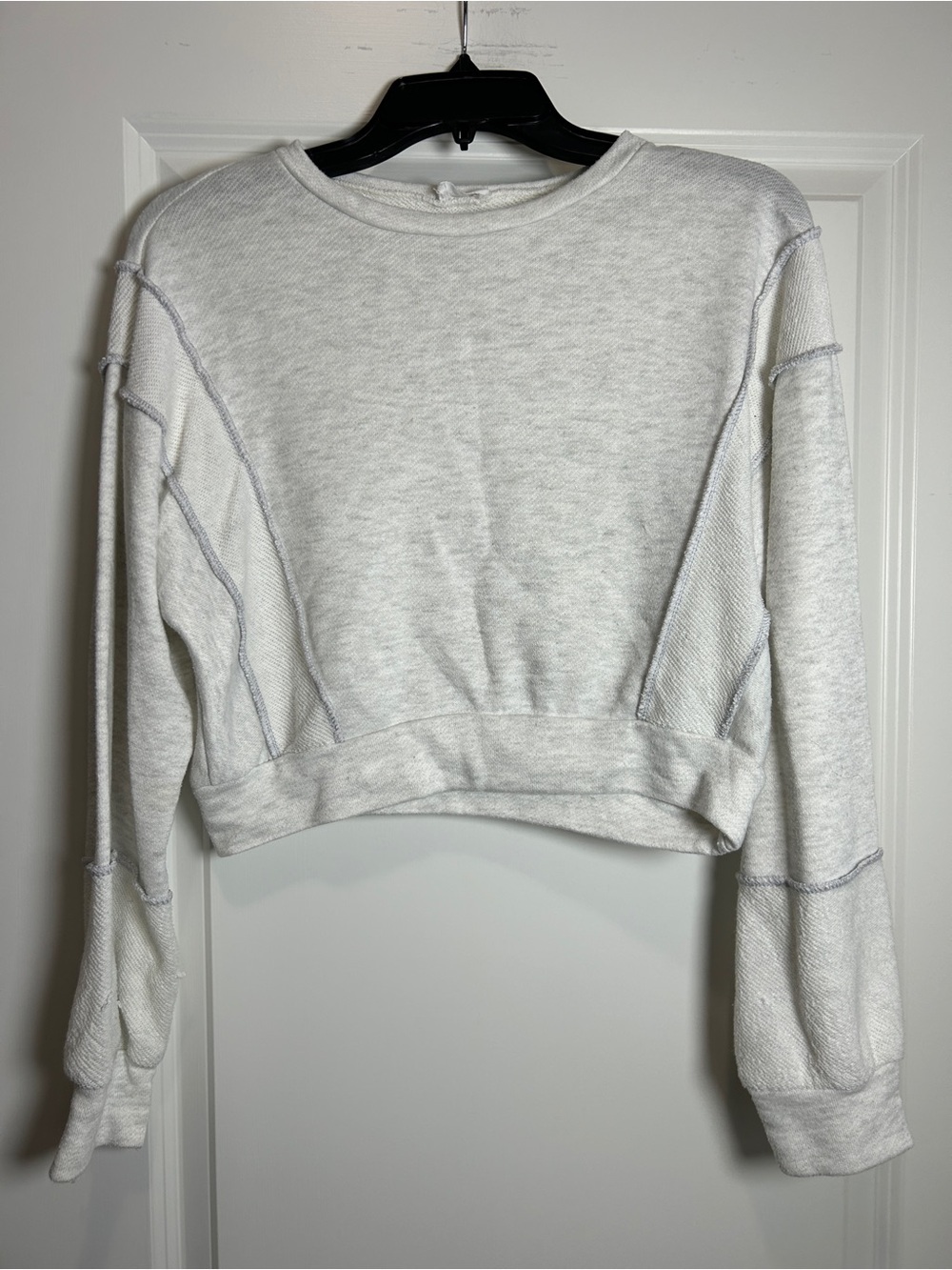 Le Lis Light Gray Cropped Crewneck Sweatshirt